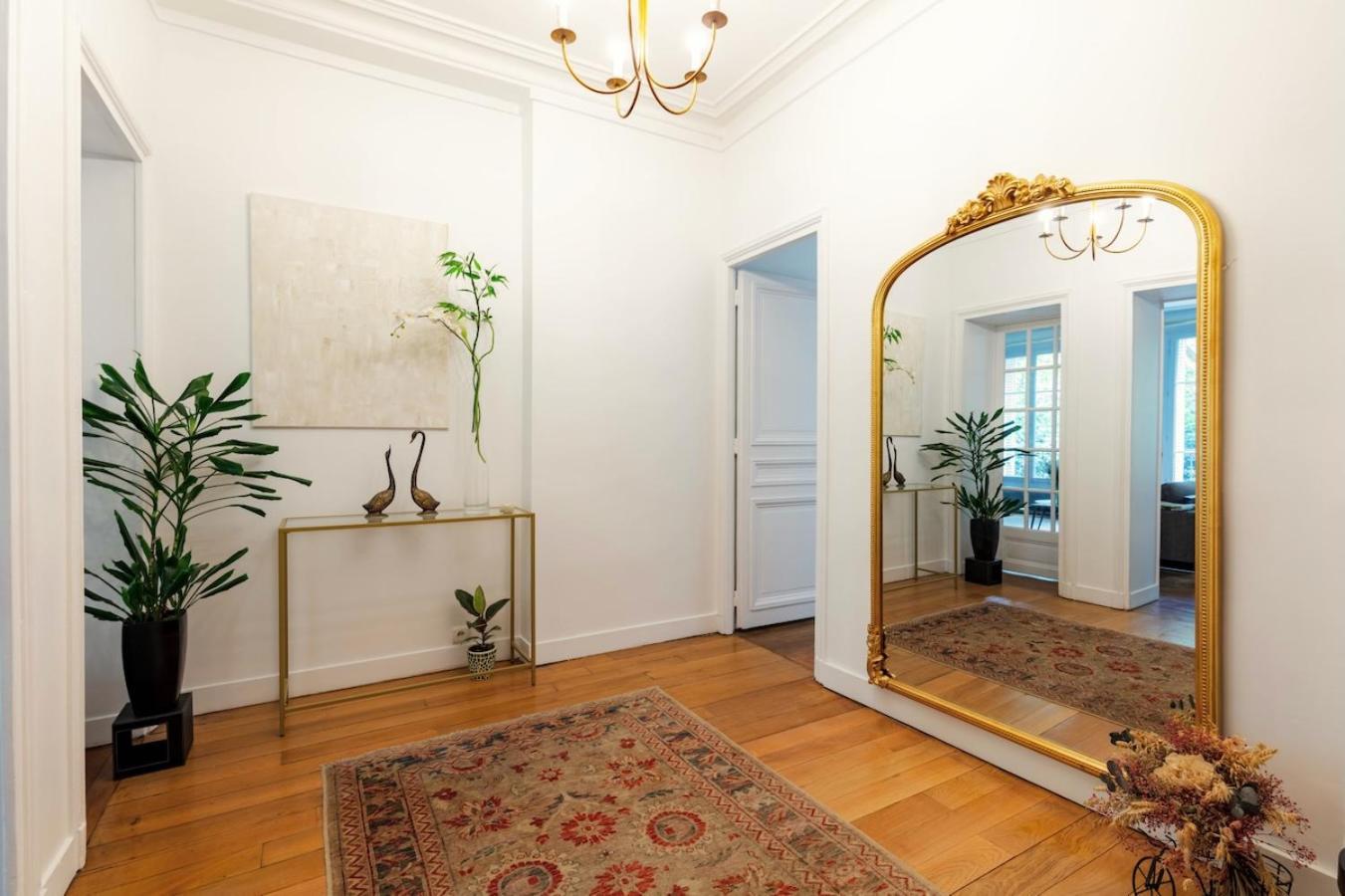 Charming French Style Apartment With Eiffel Tower View Prime Location Near Top Attractions Paris Exterior photo